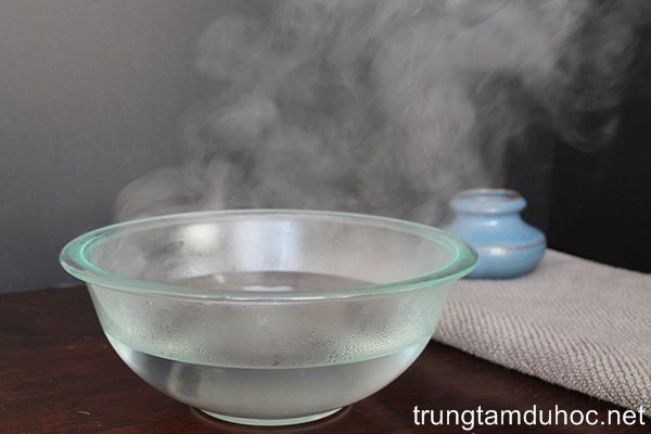 Thông bồn rửa chén bị nghẹt bằng nước nóng