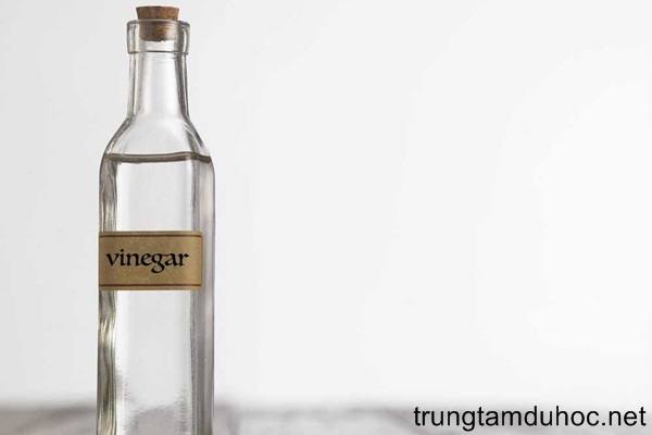 Kết hợp giấm và xà phòng để làm sạch tường nhà bếp