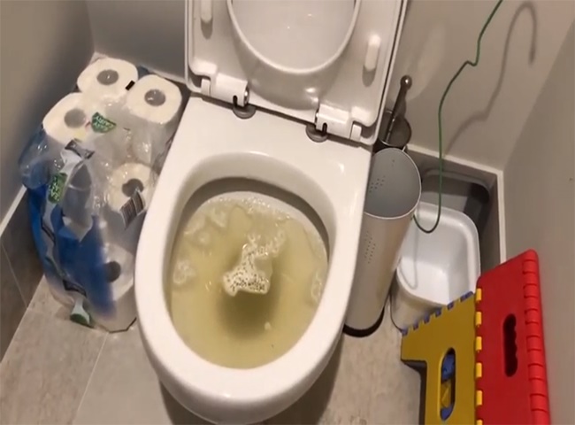 Nh&agrave; vệ sinh c&oacute; m&ugrave;i tanh h&ocirc;i