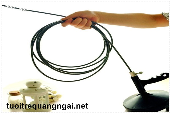 Dùng dây lò xo để giải quyết tình trạng bồn cầu bị tắc nghẽn