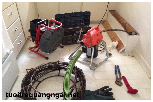 Sử dụng máy hút đa năng để xử lý bồn cầu bị tắc nghẽn nhanh chóng