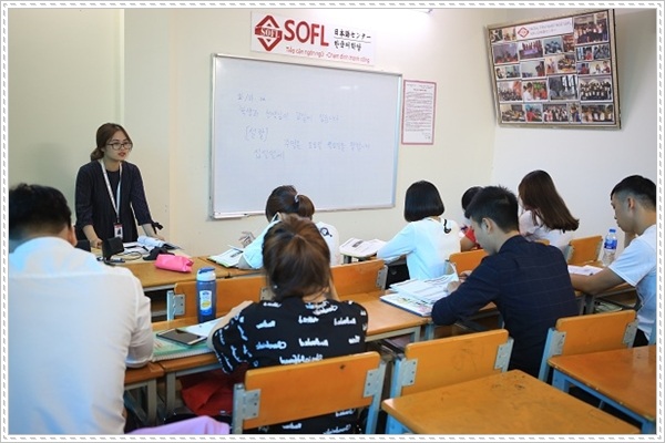 giảng viên luôn giảng dạy tâm huyết tại trung tâm tiếng Hàn SOFL