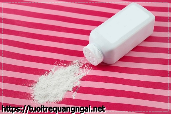C&aacute;ch khử m&ugrave;i khai trong ph&ograve;ng bằng phấn r&ocirc;m