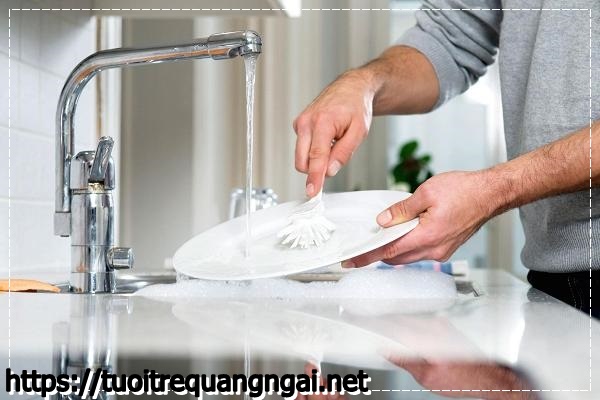 C&aacute;ch th&ocirc;ng tắc bồn rửa mặt bằng nước n&oacute;ng