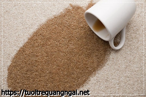C&aacute;ch tẩy nước ch&egrave; tr&ecirc;n s&agrave;n nh&agrave; với baking soda