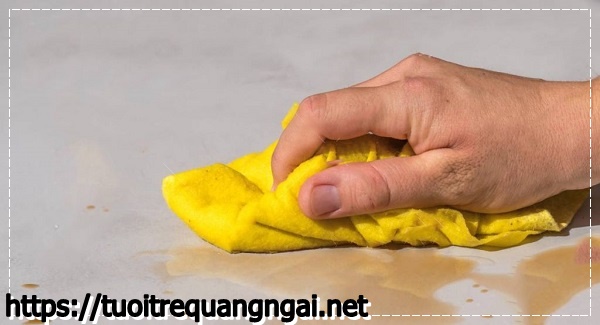 Những c&aacute;ch tẩy nước ch&egrave; tr&ecirc;n s&agrave;n nh&agrave; hiệu quả