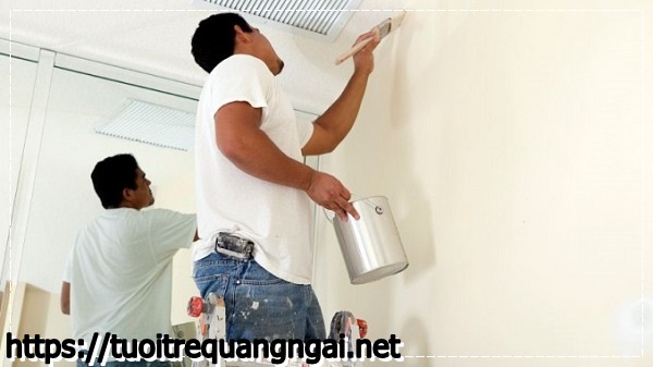 Thực hiện c&aacute;ch xử l&yacute; trần nh&agrave; bị mốc
