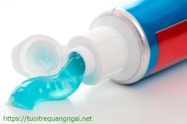 làm sạch vòi sen bằng kem đánh răng