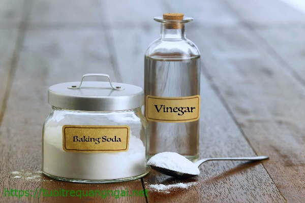 làm sạch vòi sen bằng giấm và baking soda