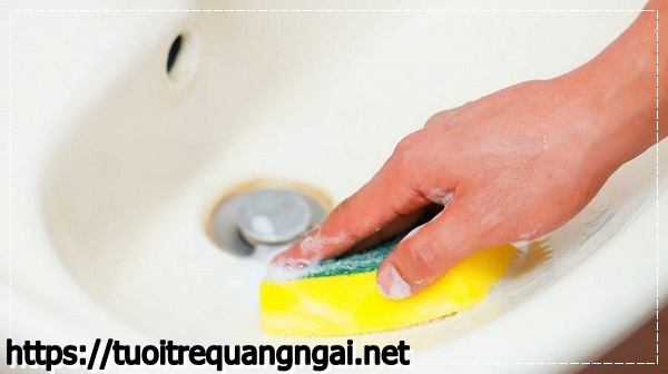 Những cách làm sạch bồn rửa mặt đơn giản