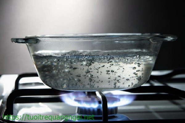 đun s&ocirc;i nước để tạo nguồn nước sạch