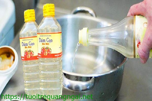 l&agrave;m sạch vệt ố tr&ecirc;n đồ inox bằng giấm