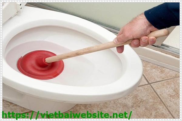 Sử dụng pít-tông để thông tắc bồn cầu nghẹt giấy