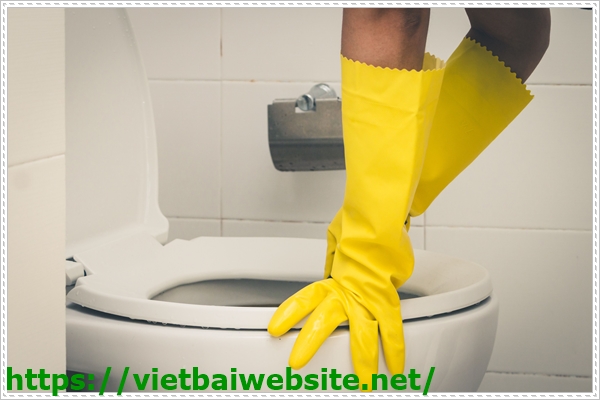 Hướng dẫn thông tắc bồn cầu bằng găng tay cao su