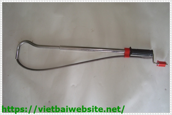 Hướng dẫn thông tắc bồn cầu bằng dây lò xo