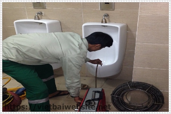 Những lưu ý khi vật cứng rơi vào bồn cầu