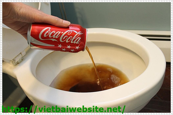 Thông tắc bồn cầu bằng Coca